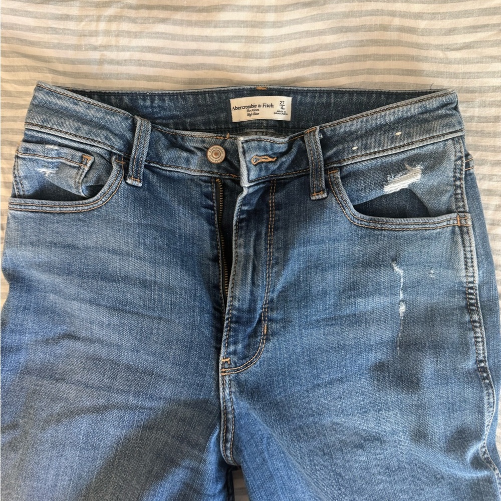 Abercrombie “The Mom High Rise” in medium wash Minimal distressing